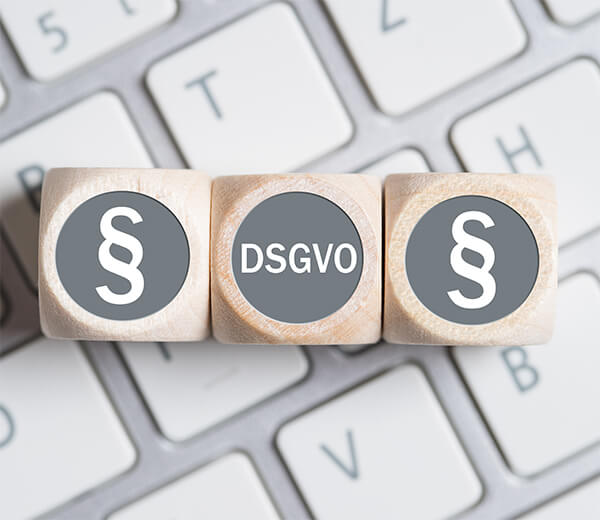 Würfel mit der Abkürzung DSGVO für die Einhaltung dieser durch einen Anwalt für Internetrecht in Köln