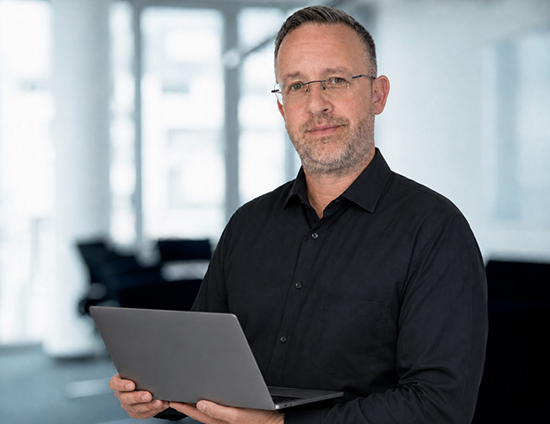 Das Bild zeigt Andy Puderbach, Sachverständiger für IT